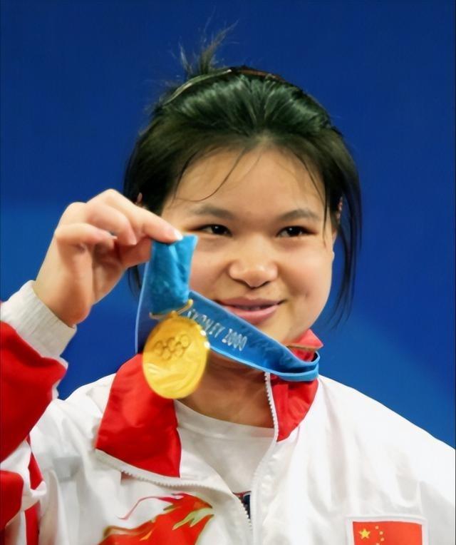 她是中国培养的奥运冠军，退役后却339万卖掉所有金牌，随后一转身，她带着家人，举