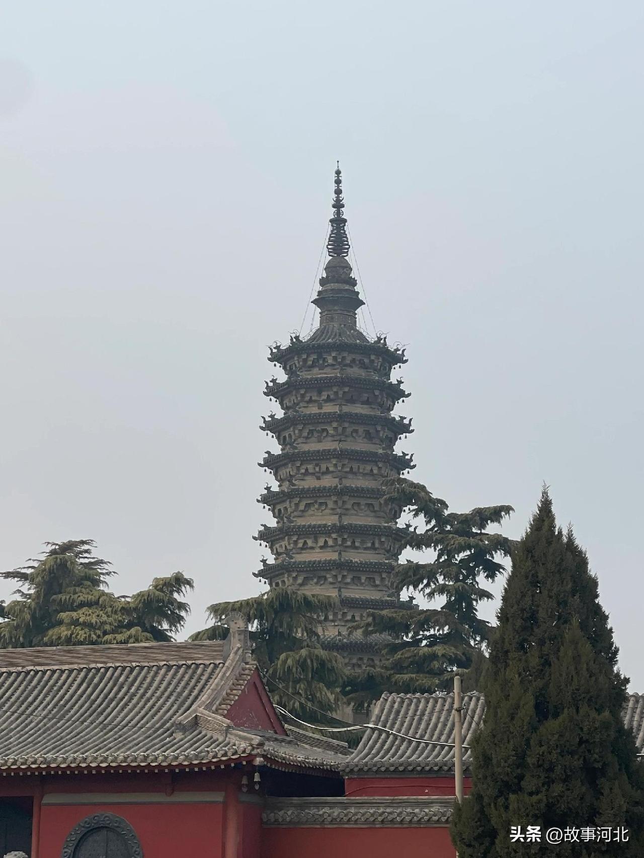在正定古城四座古塔中，临济寺的澄灵塔是最小的一个，却也是最有故事的一个，这座塔下