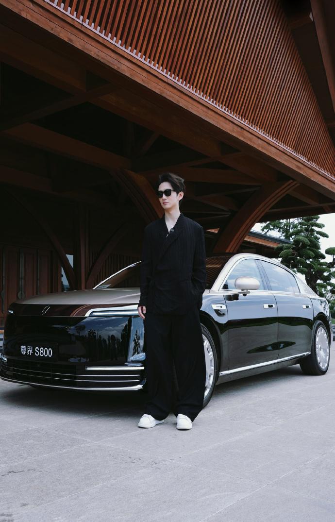 尊界S800成新贵标配，背后是代际审美的迁移
青年企业家选车，风向变了。从余晚晚
