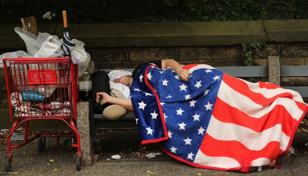 忽然发现，美国从上到下过得都是战战兢兢的，底层人如草芥，中产人被斩杀，高层被资本