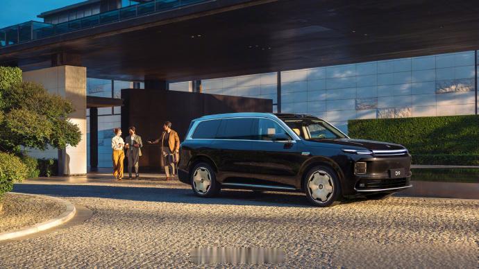 零跑10周年发布会 零跑汽车正式亮相了旗下全新的D19和D99两款旗舰车型。关于