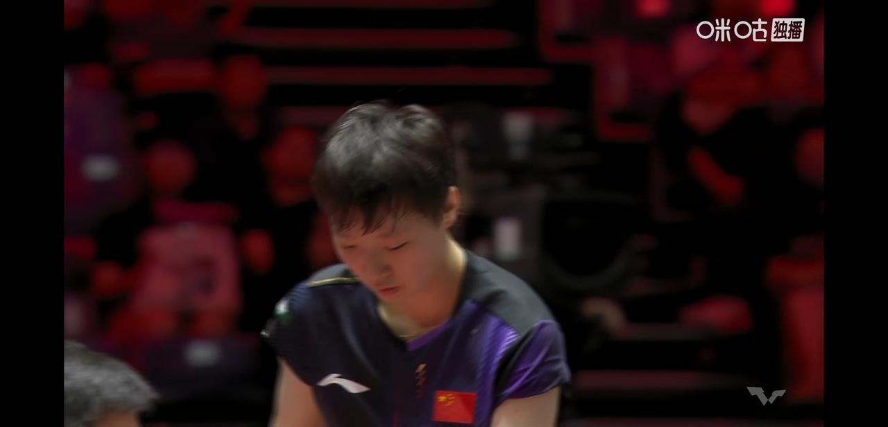 新加坡大满贯女单1/4决赛，
王曼昱对战张本美合。
前两局王曼昱轻松拿下，
第三