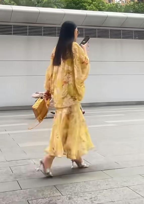 偶遇李湘，被她如今的模样惊到了。整个人瘦了一大圈，对比从前，身材肉眼可见变苗条，