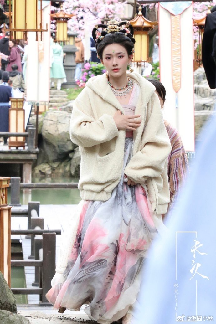 林允新造型亮相，简约优雅，首部大女主剧即将来袭，期待她的精彩演绎。 