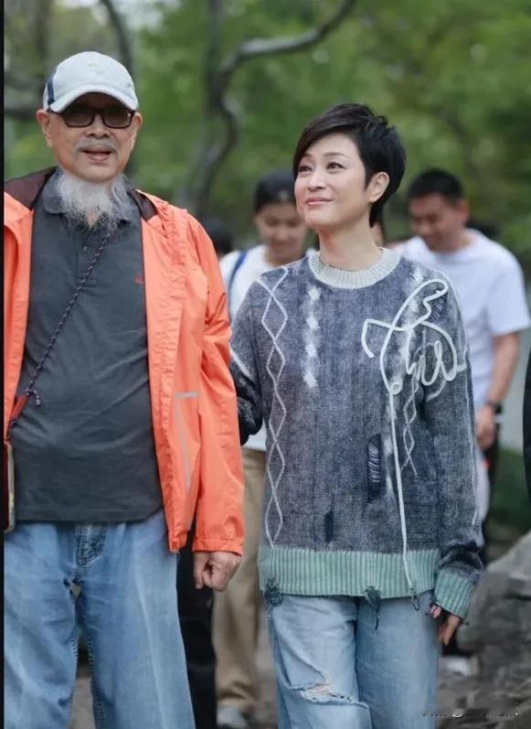 演员陈法蓉你还记得吗？一头超短的短发，人特别有精神。肤白貌美的她是一位孝女。旁边