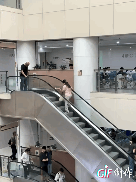 看到最后
大姐终于想明白了
不再硬刚了[捂脸]