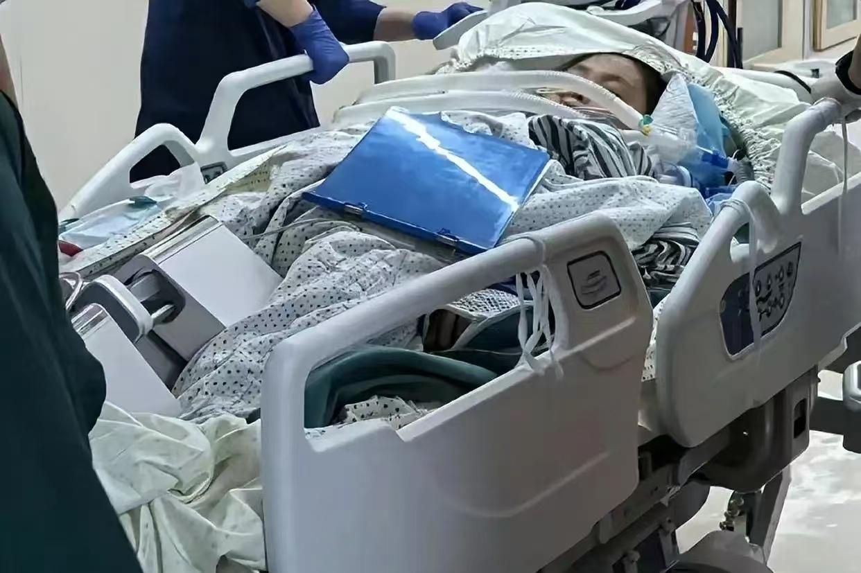 谁能想到，
踩到一个路边废弃的塑料壶，
竟然会让人丢了性命！这就是前几天发生在杭