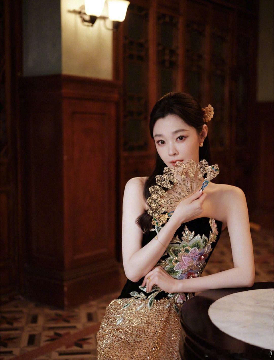 宋轶新中式美成啥样了宋轶一袭刺绣抹胸裙美到惊艳，金扇加持尽显东方韵味，稳稳拿捏中