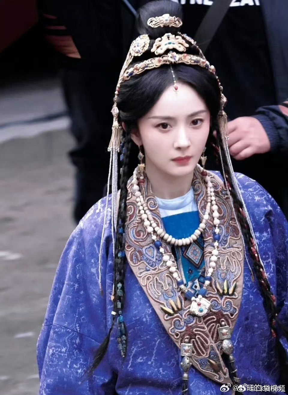 杨幂冯太后老年妆杨幂老年冯太后路透粗布宫装搭配写实老年妆，不用华丽妆造，单单眼神