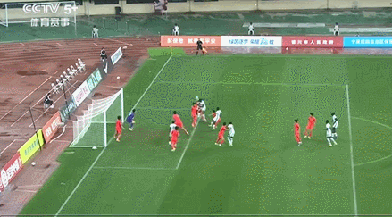 后卫为何跳起来？U17国足先被尼日利亚破门。
CFA友谊赛银川赛第3轮，U17国