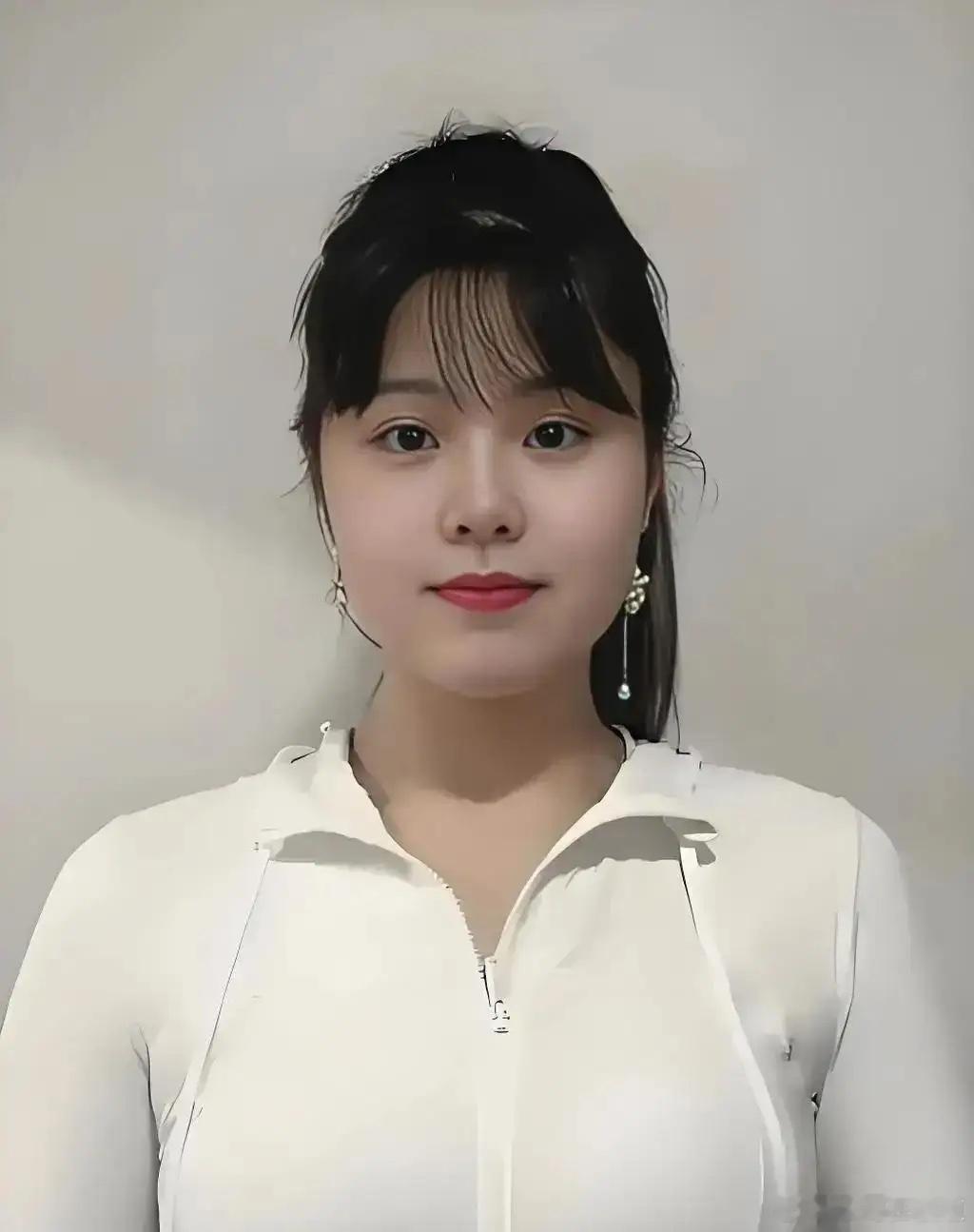 李月汝买下欧洲球队之后，曾经立下的三条规矩：1，每季至少给两名中国球员正式合同。