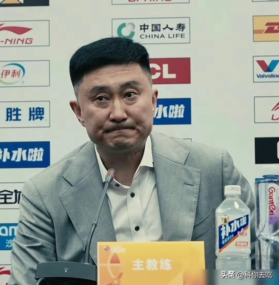 焦泊乔请假回家，官方说辞是“家庭因素”。可他那双在场上没了光的眼睛，骗不了人。