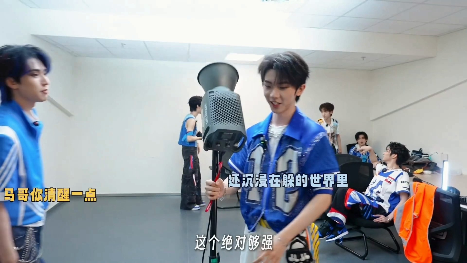 支完招之后马哥被提醒下一个是和翔哥拍于是有了：严浩翔，有闪光弹啊严浩翔我要笑死了