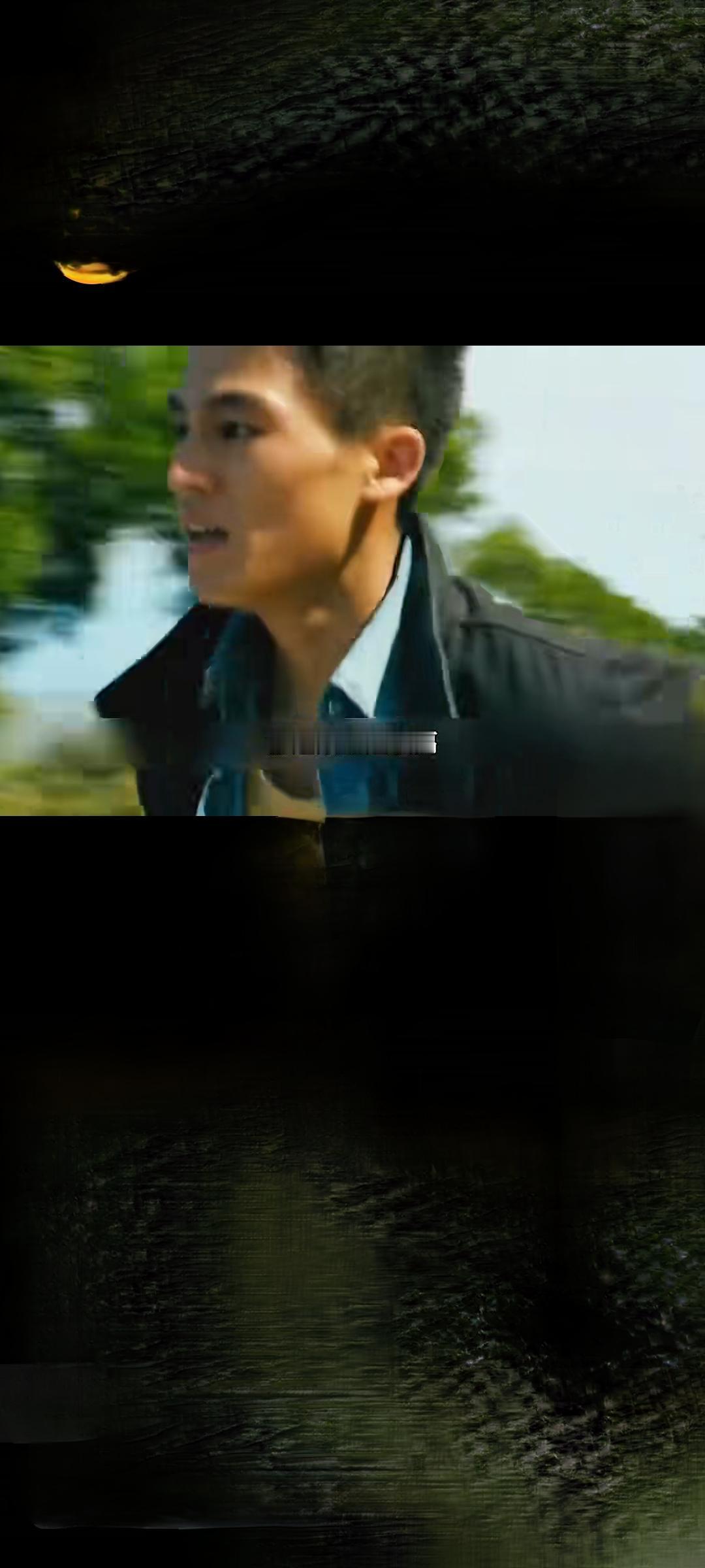 退伍不褪色！退役军人纵身跃河救落水女司机，这波操作太帅了！
 
“不好！有人掉河