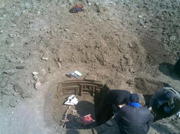 考古啦。看到骨头了吗