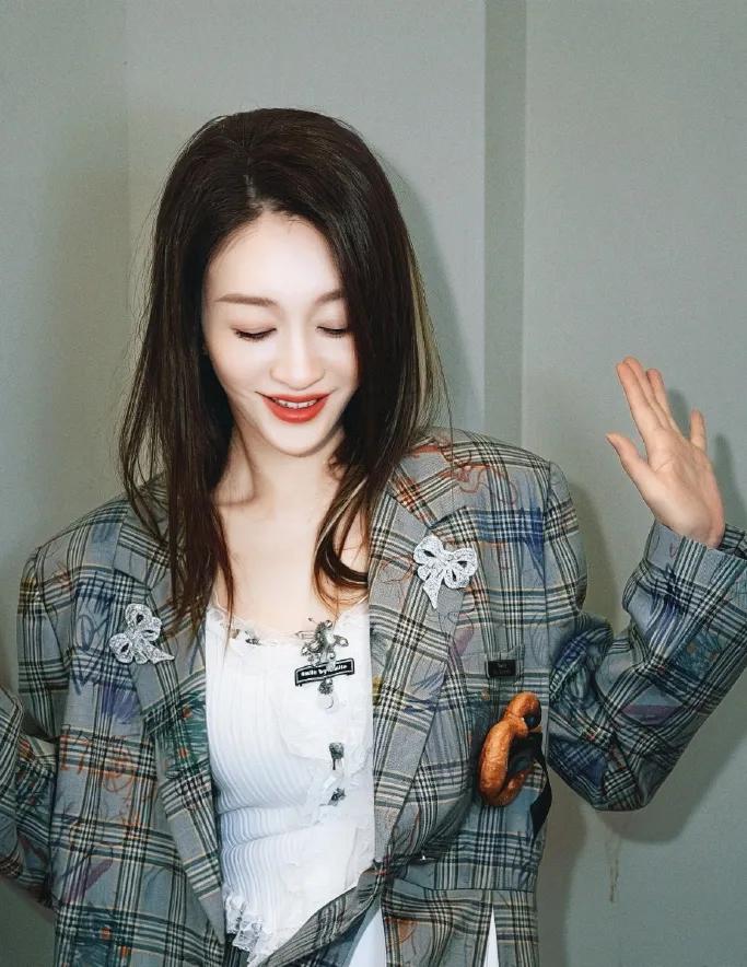 真的越到年纪越懂，好穿搭根本不用花哨
李小冉这身也太戳中年女人了
西装温柔大气，