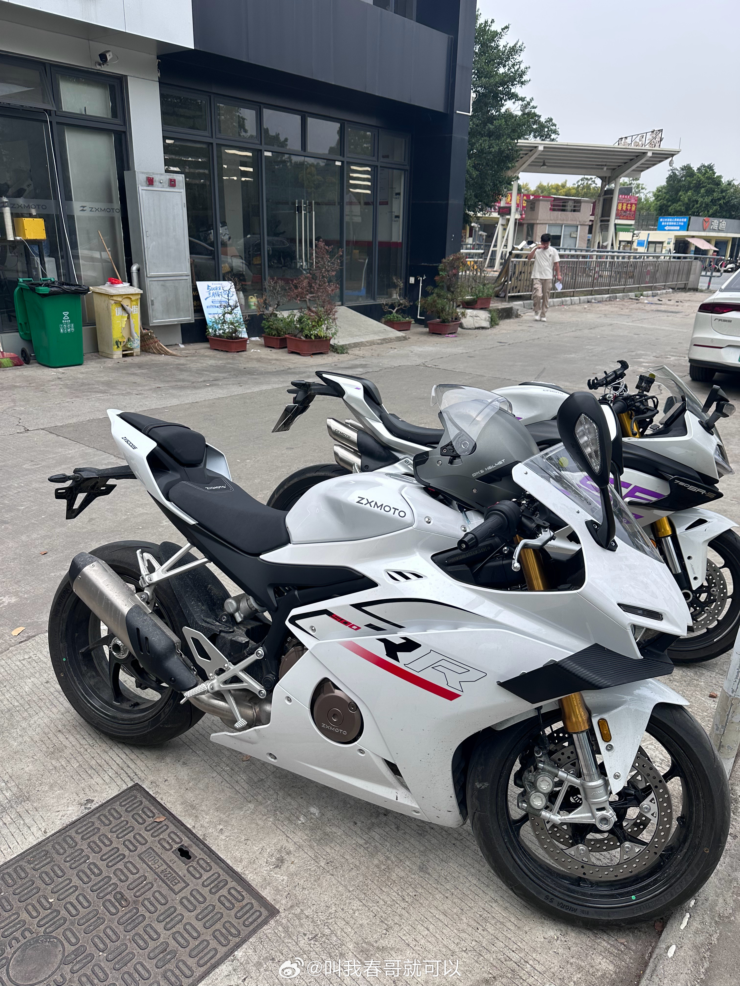 张雪机车爆火黄牛嗅到商机 广州番禺店，现在820rr 订单已经过一万辆了。 