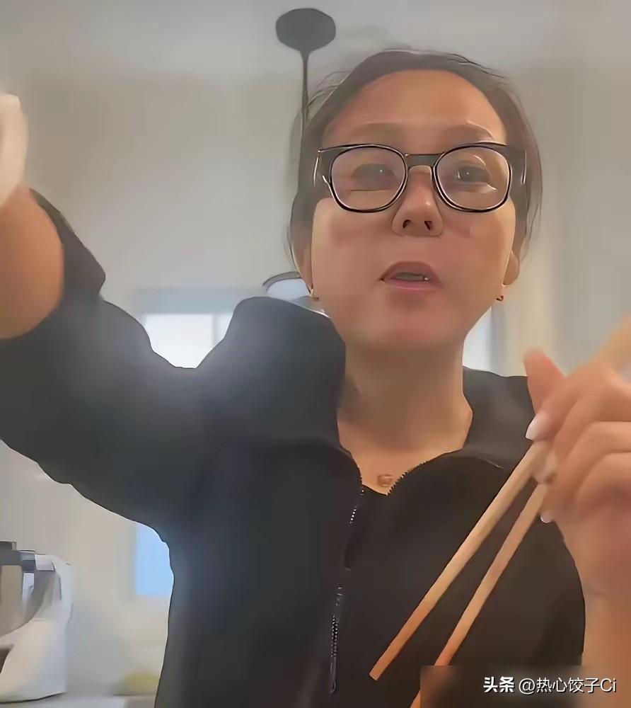 何洁说，有人说，你们艺人赚钱很容易。其实我想想，艺人其实真的挺冤的。其实我们赚的