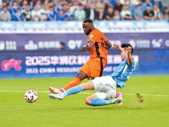 云南玉昆连续三年继续招兵买马，有望成为第二个广州恒大。
年初，云南玉昆就买进了马