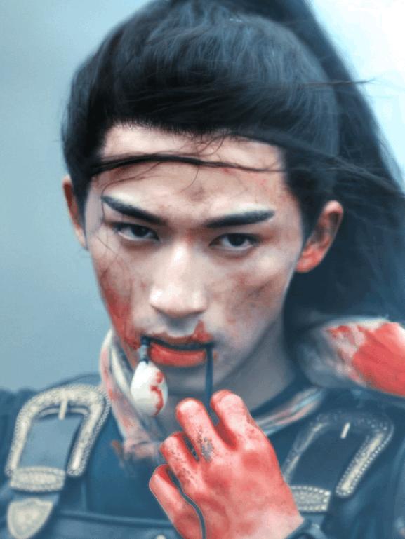 萧衡叼玉佩；
真不是为了耍帅啊！
他作为主将；
被围剿的时候会被削去首级；
他这