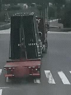 不跟在大货车旁边是有道理的，这旁边要是有个车，漆皮不得全刮花呀