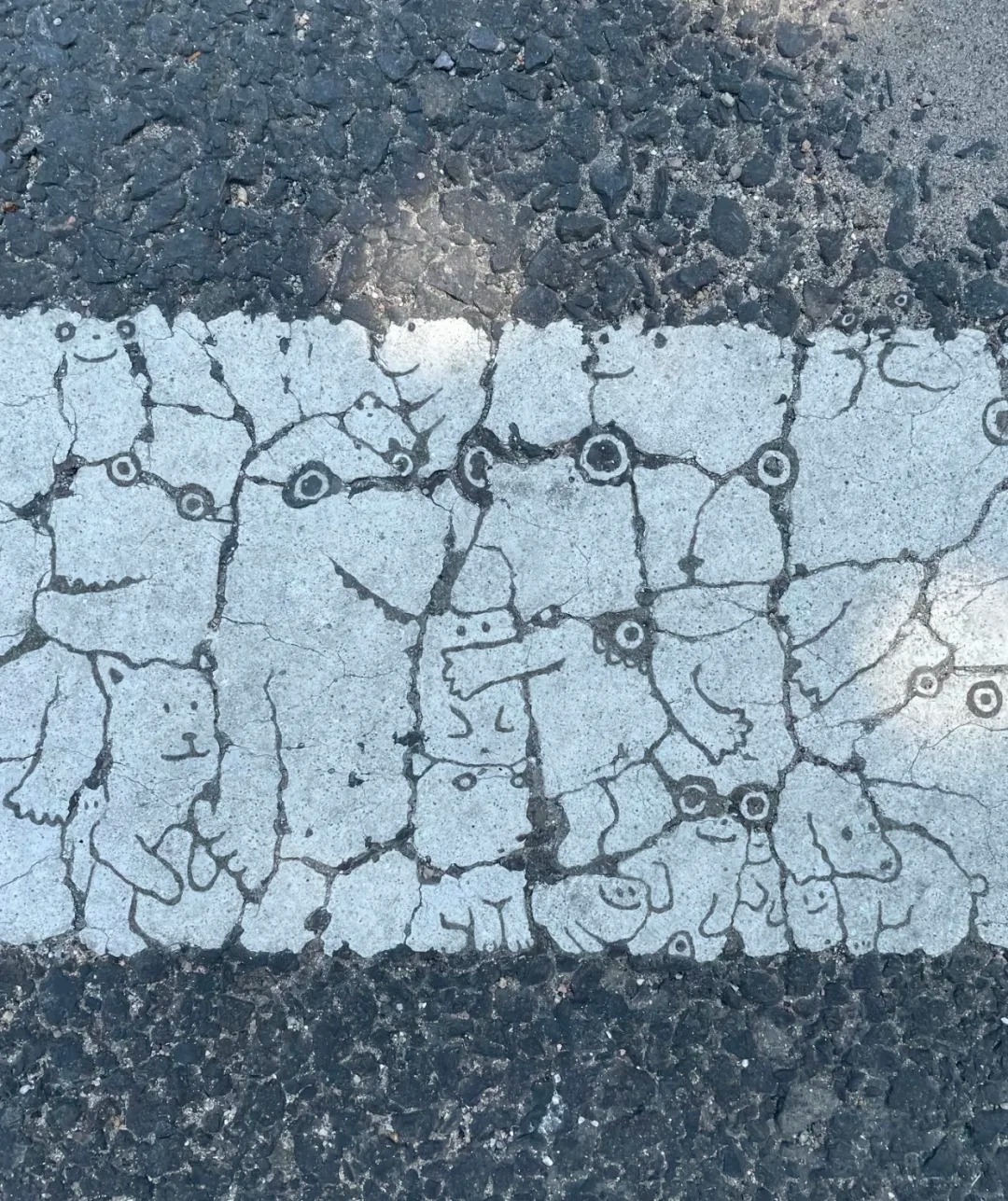 有人利用道路标线上的裂缝做出了这个 
