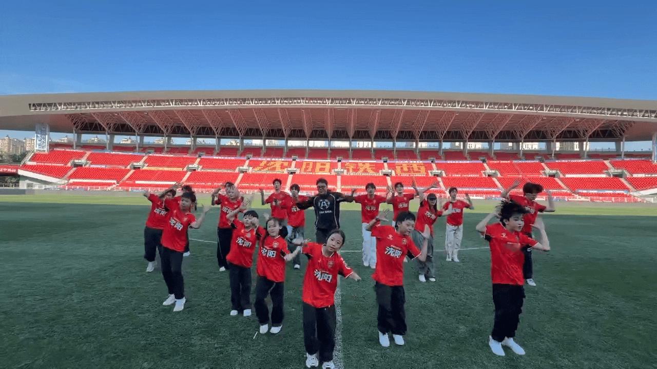 金润吉东北超献唱世界杯助威曲  属于国人的足球盛宴开启！金润吉登台献唱世界杯助威