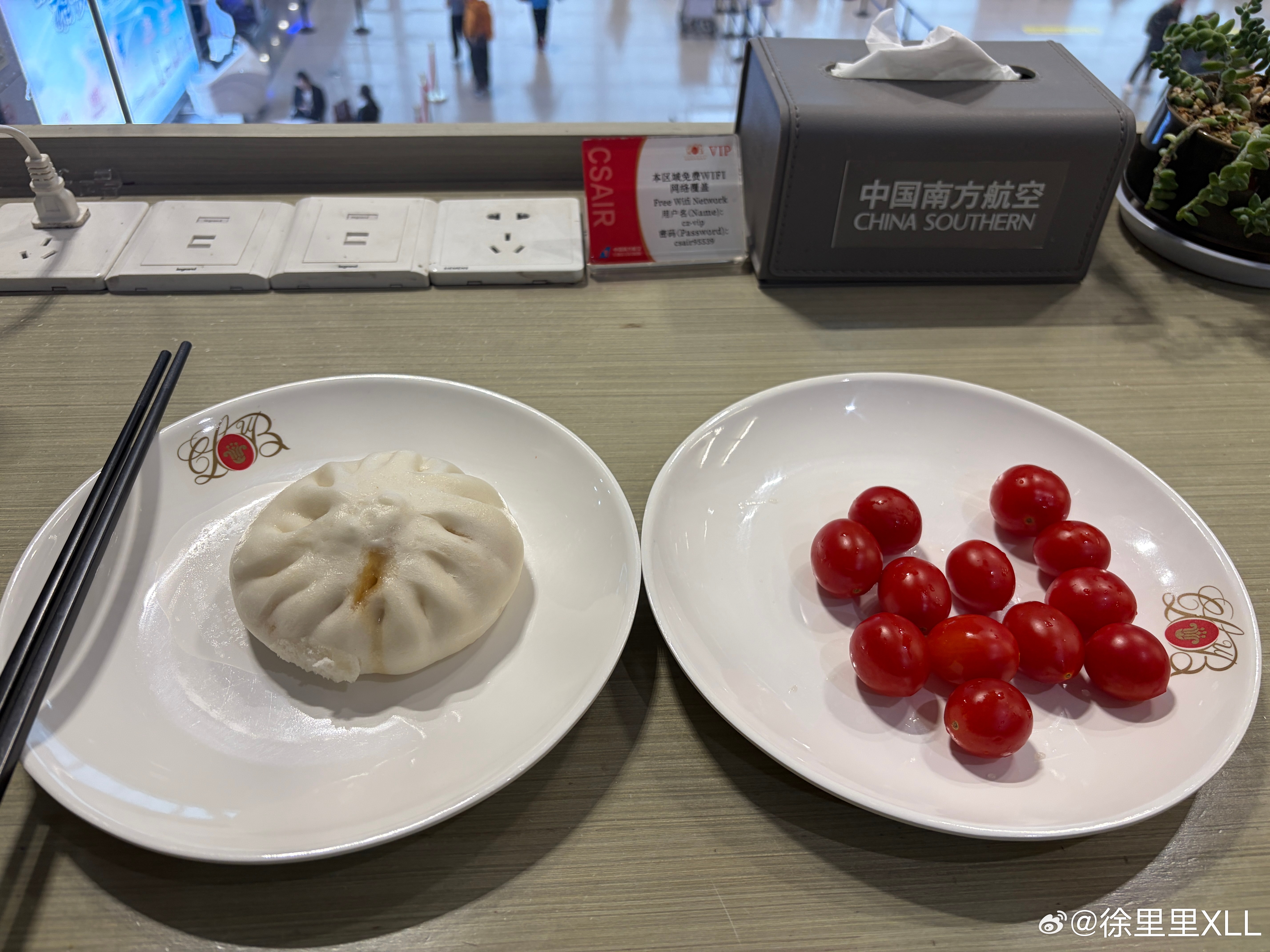 南航贵宾休息室的伙食不错啊。都有大肉包子吃了。