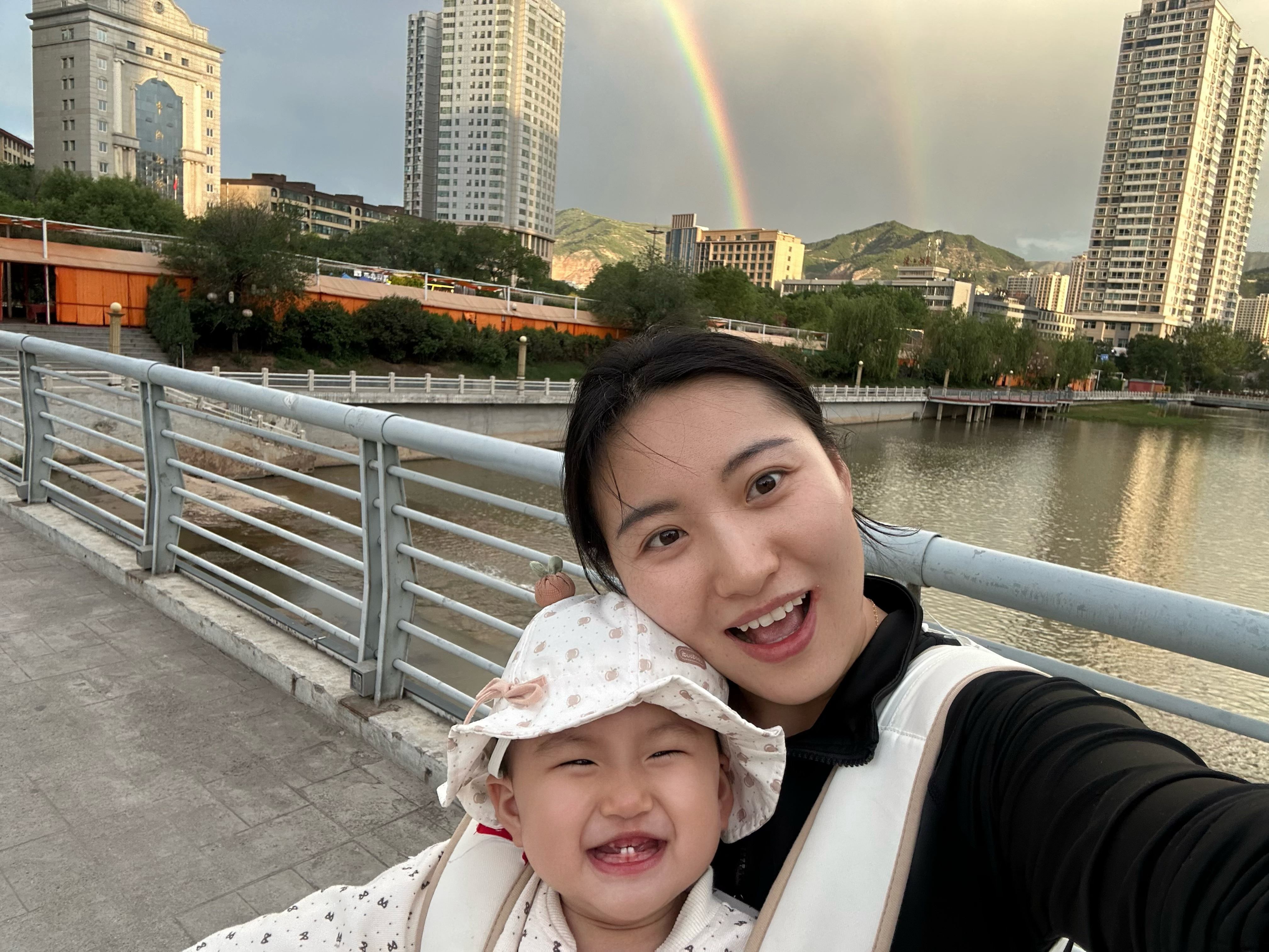 我们悠儿第一次见彩虹🌈 