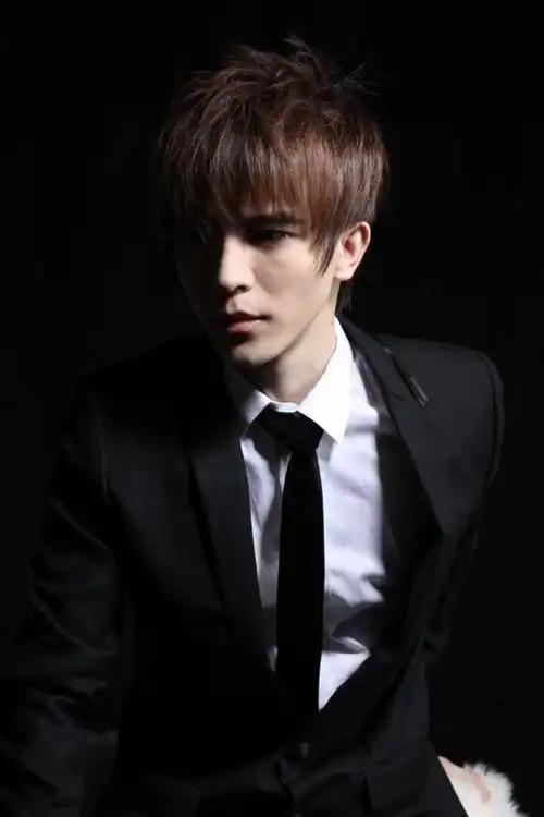 说起郭敬明，很多人心里都有一杆秤。有人认可他从作家到导演的转型，赞赏其商业运作能