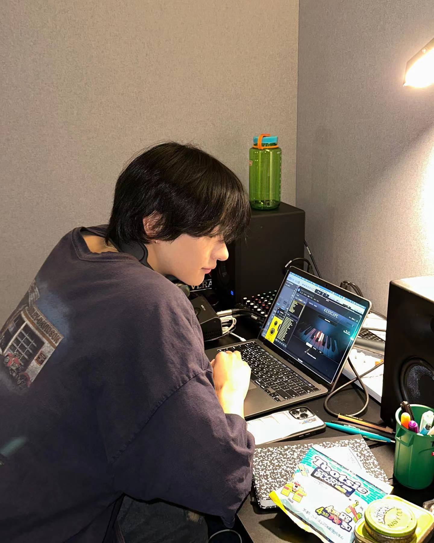 anton[超话]🎹李灿荣六萌一从初公开透露作曲天赋，到23年MAMA的大提琴