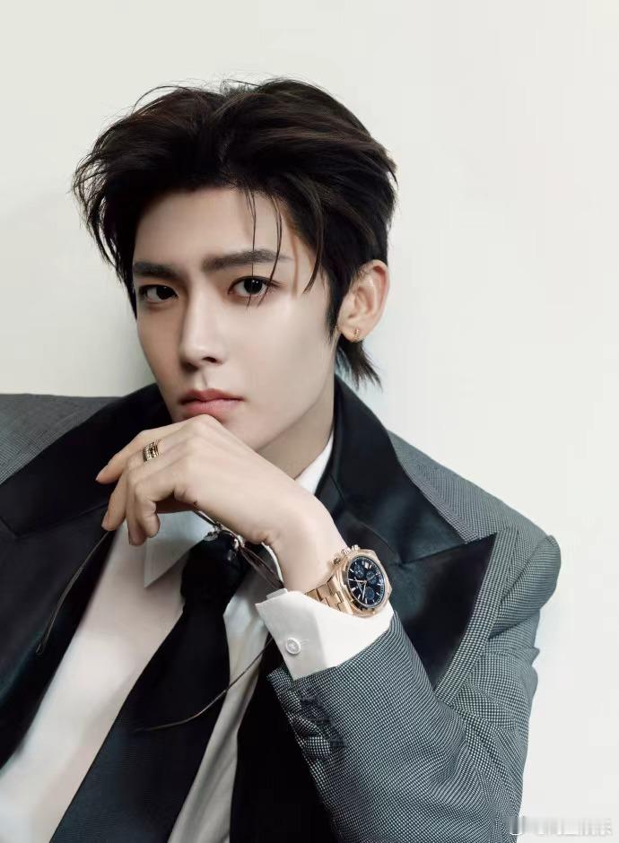 侯明昊年上高智感侯明昊自由的节奏 侯明昊年上高智感，侯明昊自由的节奏，是灰色西装