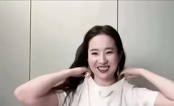 这是刘亦菲？我的女神啊，
完美形象荡然无存了！
来个人告诉我这是ps的！
