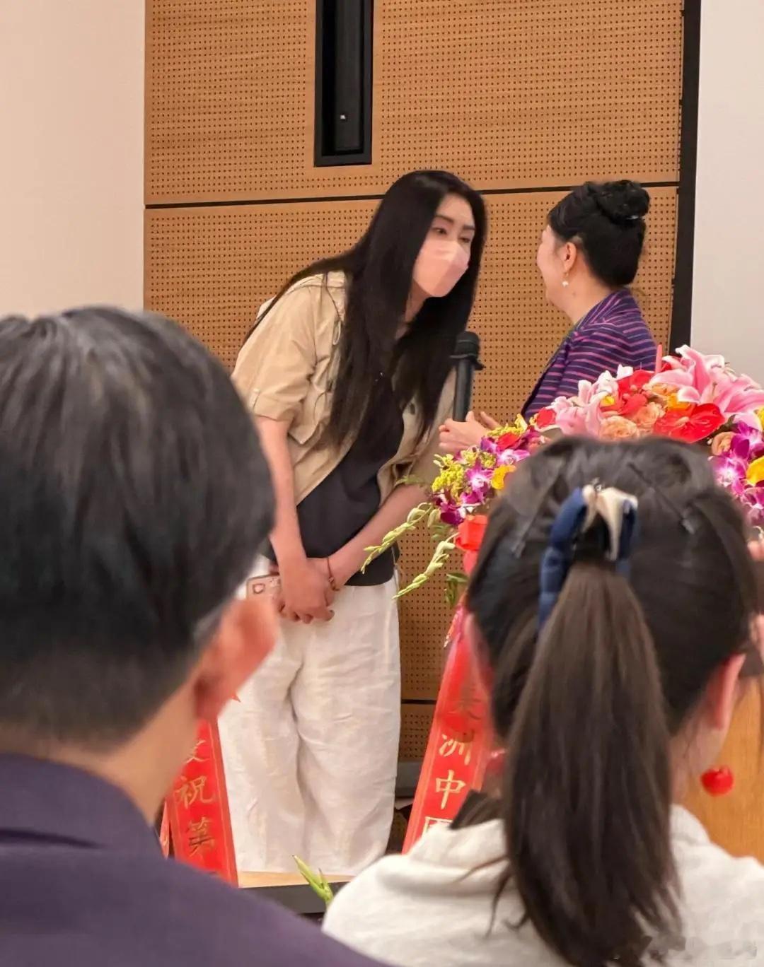 王祖贤现身美国参加活动，她打扮休闲，棕直长发披肩，优雅而从容，她现实中真人看起来