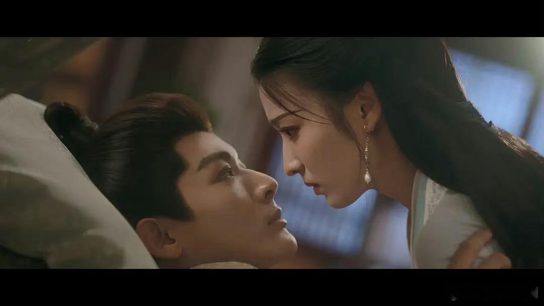 张晚意这眼神哪里是在拍感情戏呀？感觉王楚然也挺无奈的 ​​​