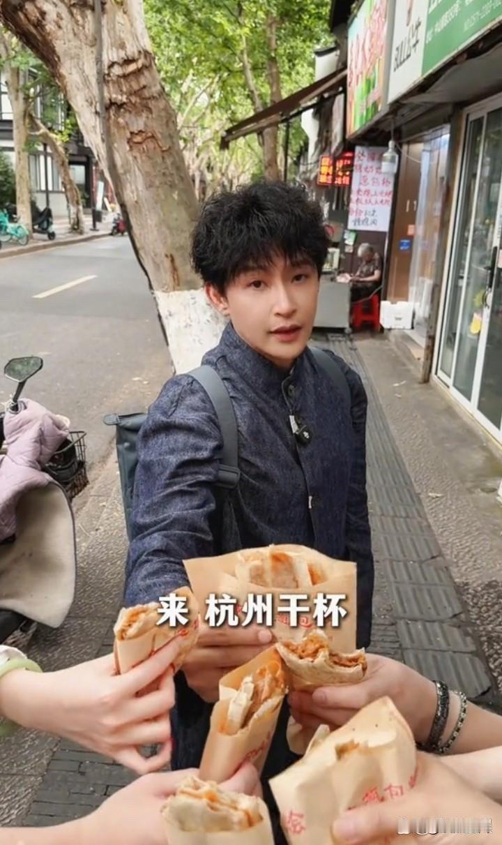 55岁的陈志朋，当年《小虎队》里混的最差的一个，没有出歌，没有戏拍，已经彻底沦为