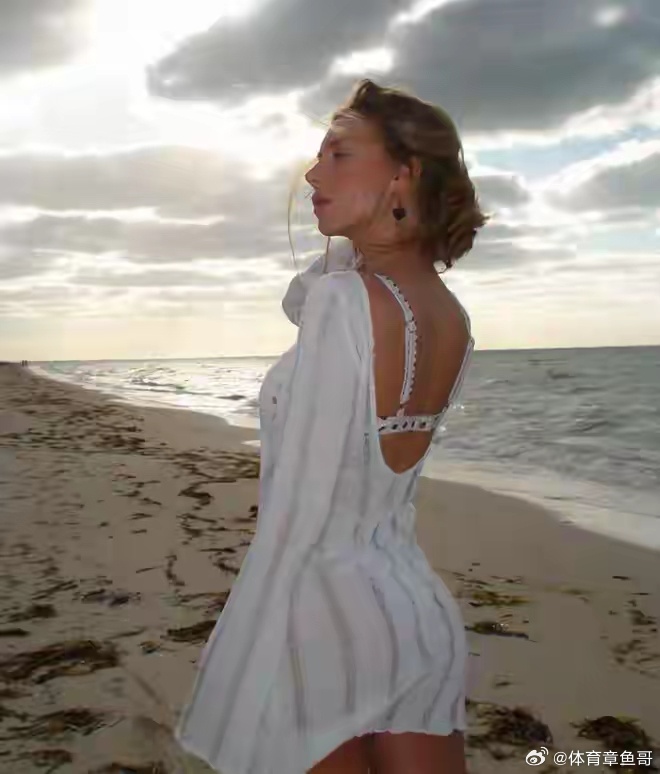 据法国八卦博主AQABABE的独家消息，姆巴佩和艾斯特-爱珀斯托最近似乎正在交往