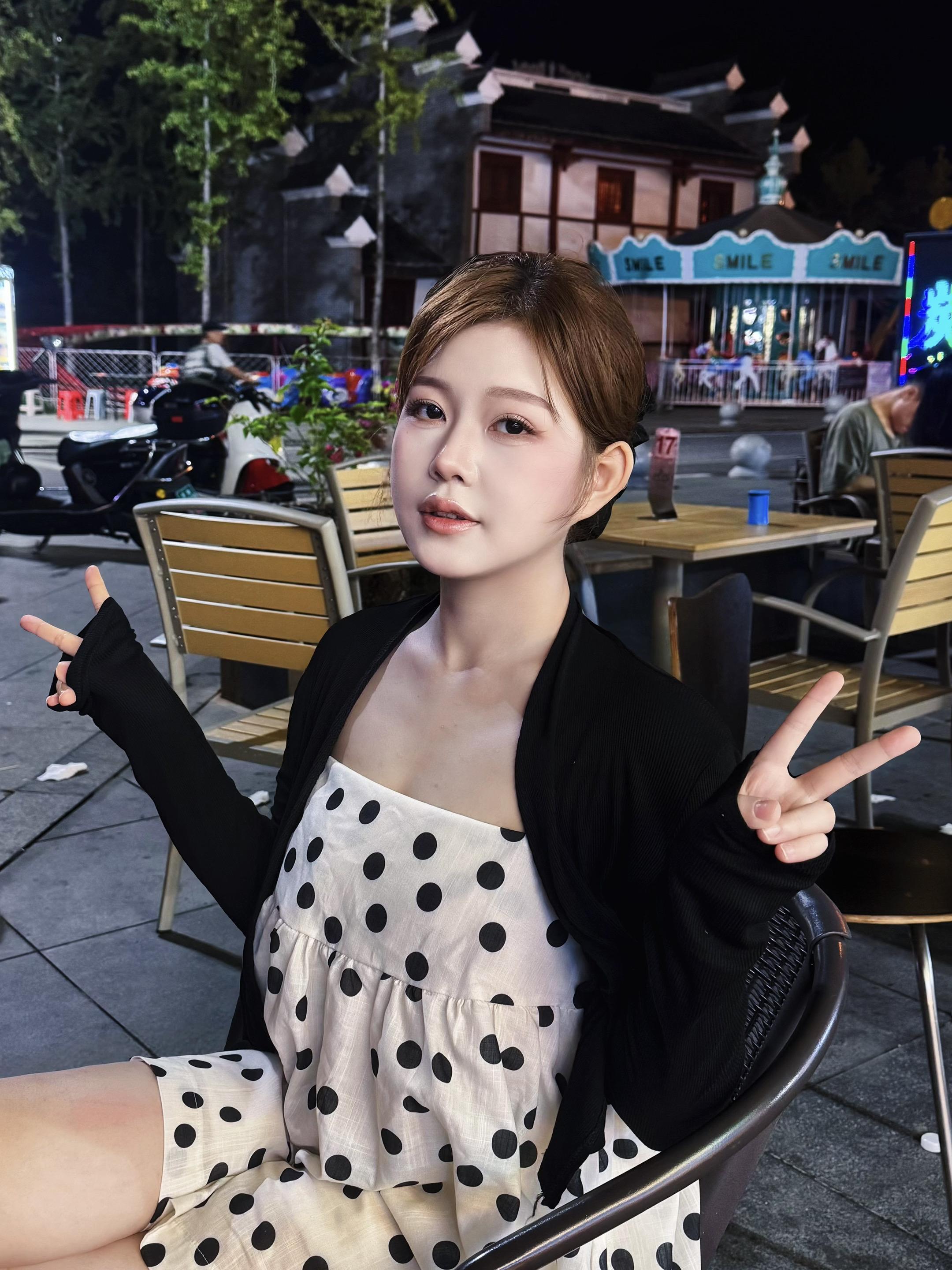 “饿时馒头贵 饱时玫瑰香 这个世界根本没有重要的东西 只有最需要的东西～”