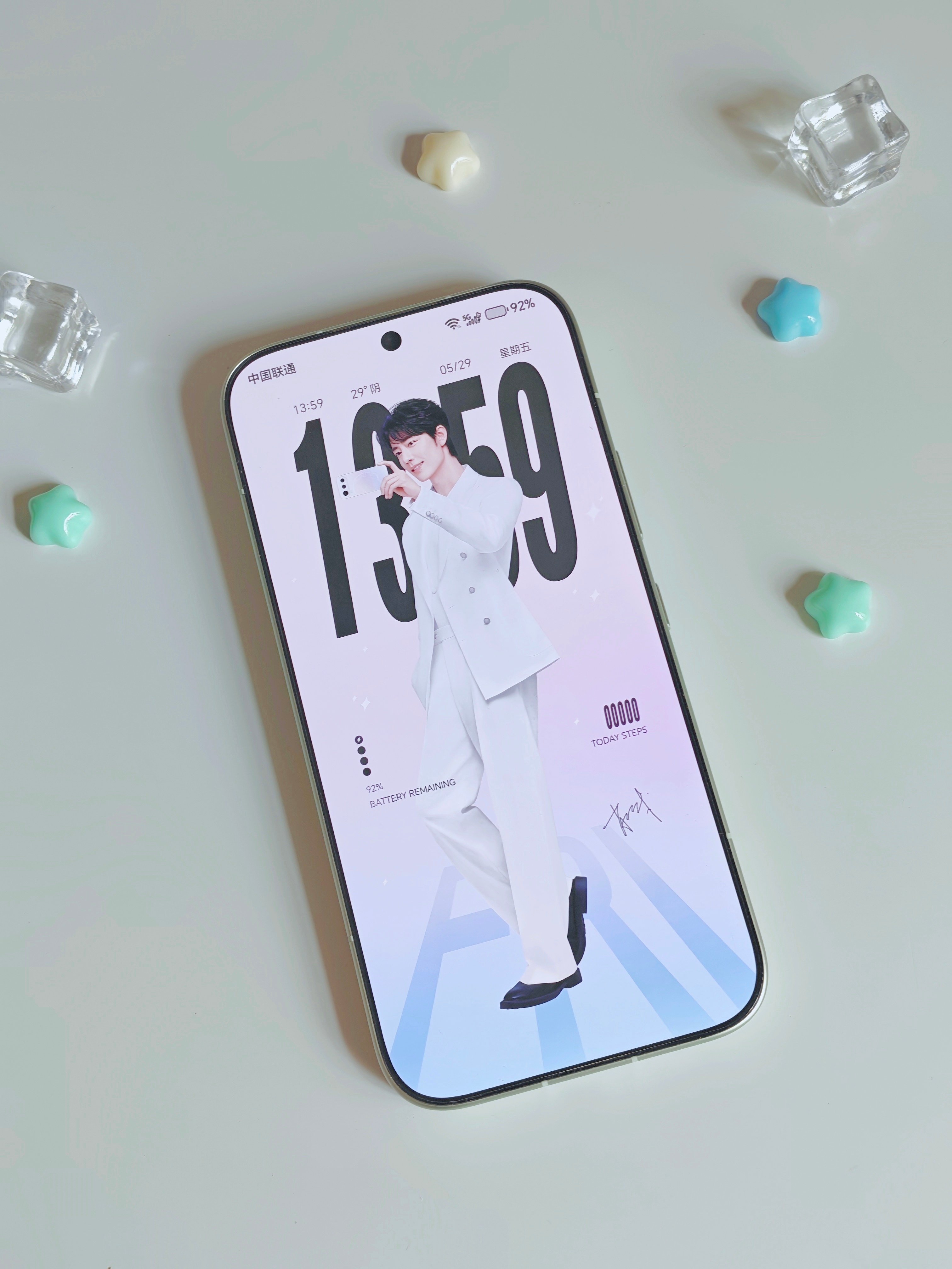 荣耀600系列代言人肖战定制主题真好看《幸运星语》和《耀黑星芒》这两款主题一个浅