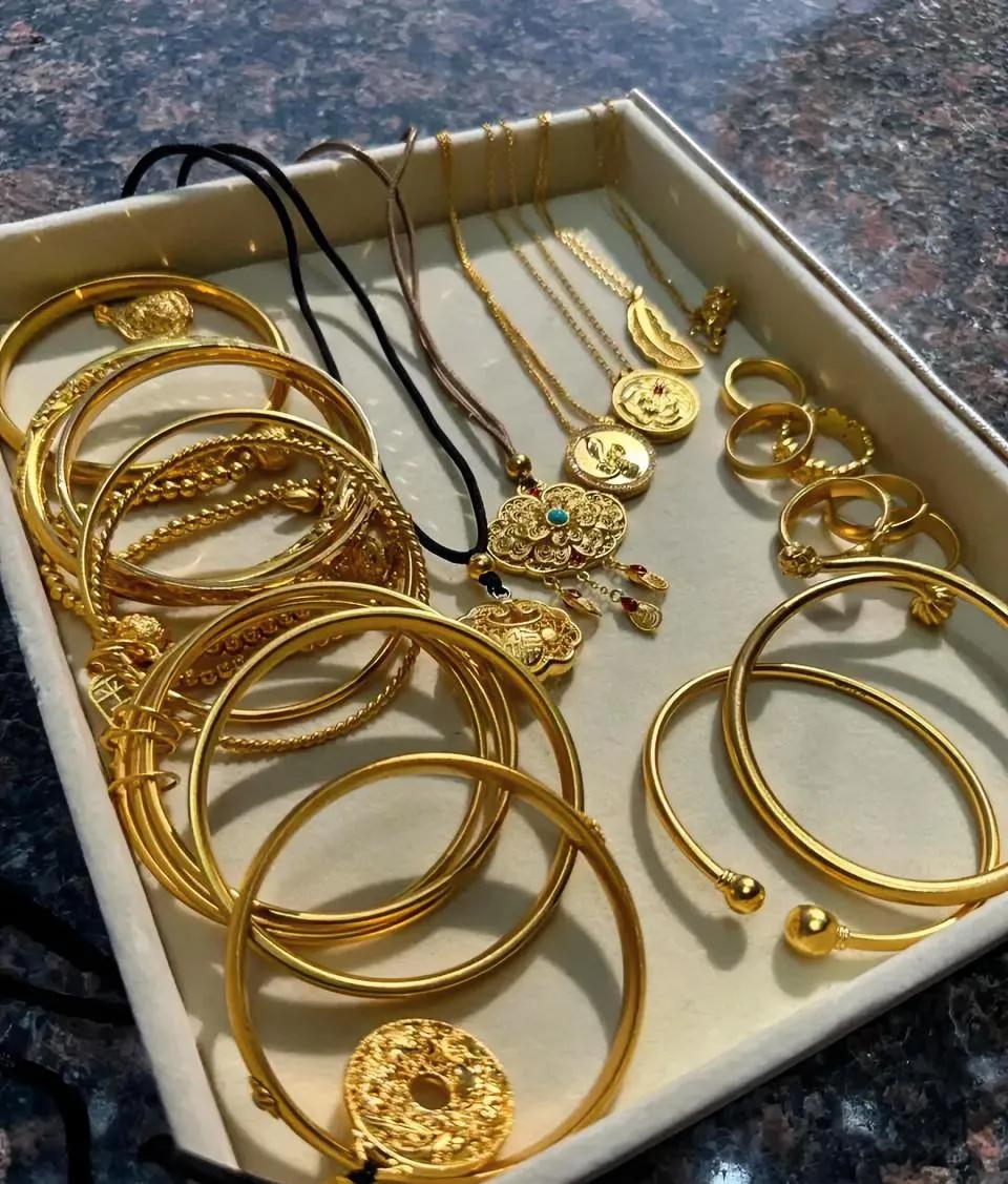 央视提醒大家。
金店洗首饰用的是王水，洗一次金首饰被扒一层皮，有顾客去洗一次少了