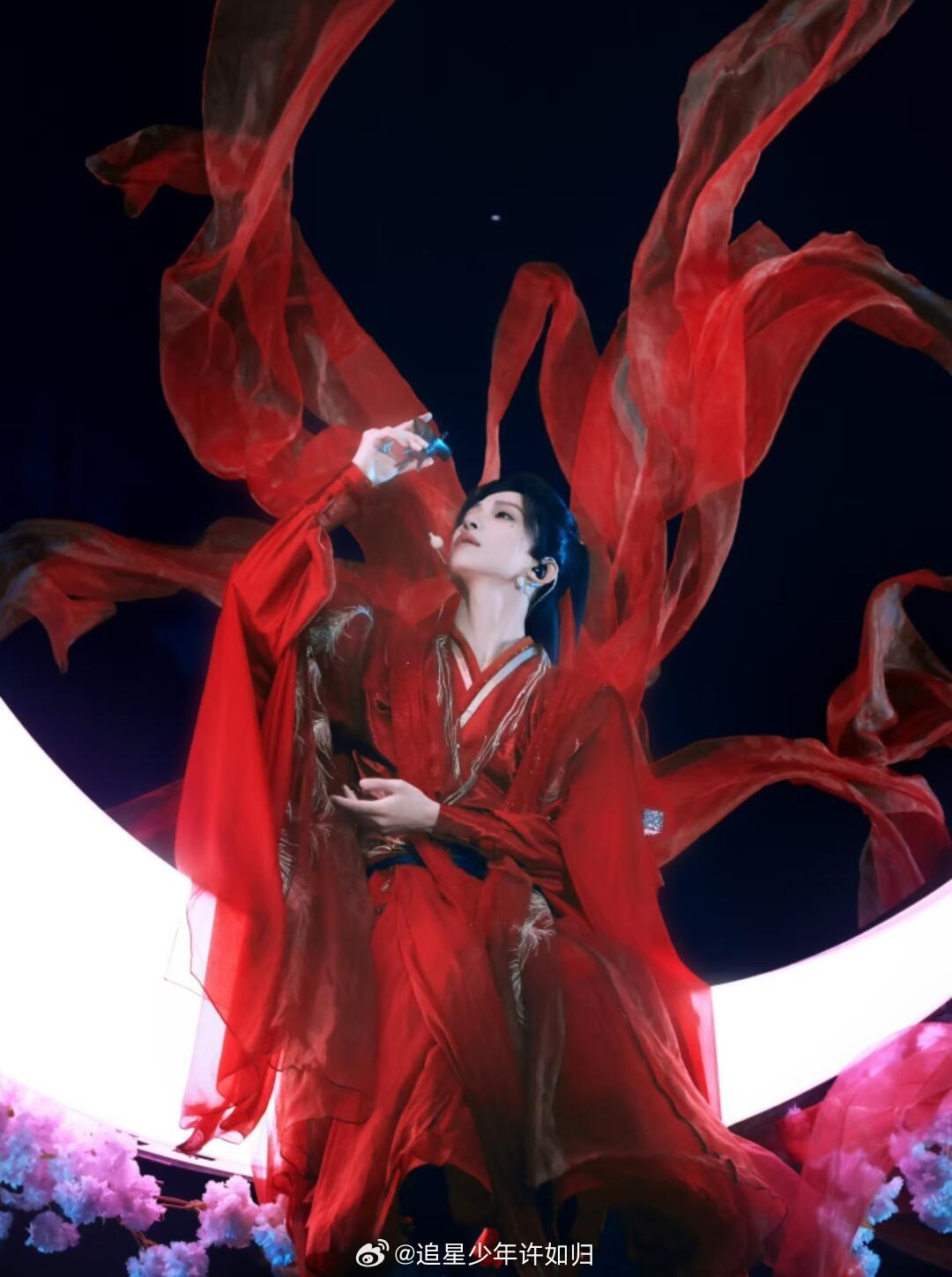 刘宇也来挖化妆师了杜华刘宇抢化妆师名场面艺笔封神 三百多个舞台的妆造经验，让他对