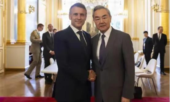 法国又投降了？

法国总统马克龙当着王毅外长的面表示希望能来中国一趟，不仅是参加