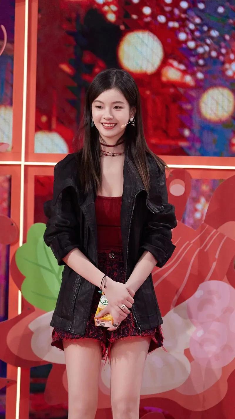 李庚希是个00后，出生于2000年，她的父亲和徐静蕾是多年的好朋友，所以李庚希是