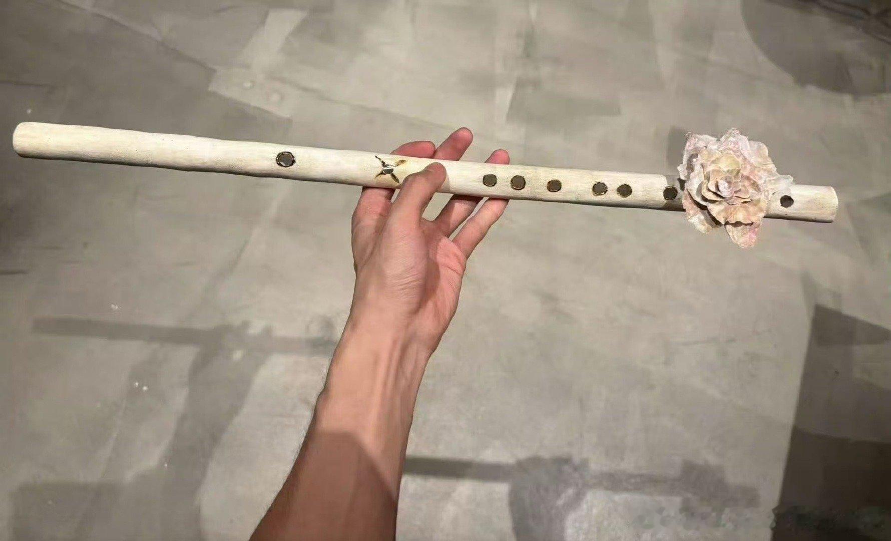 还以为易烊千玺做美甲了第一眼真的看错！镜头错位差点以为千玺偷偷做了山茶花美甲，原