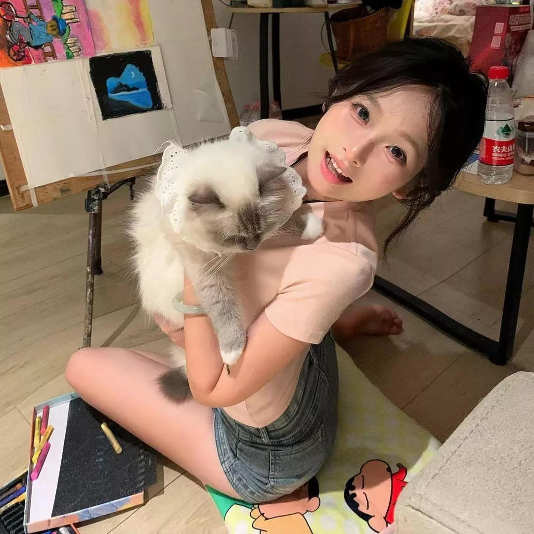 抱着萌猫，笑靥如花😊🐱甜系萌猫少女 萌猫自拍 萌猫 萌猫写真 萌猫合影 软萌