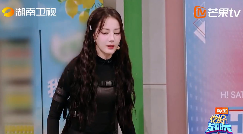 迪丽热巴在节目玩游戏超投入热情，带领队伍好不容易获得掷骰子机会，她掷出“2”后，