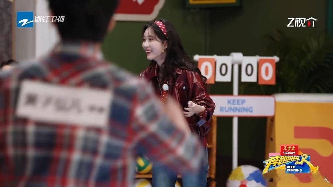 陈哲远下巴是真的孟子义踢球误伤陈哲远奔跑吧 孟子义踢球误伤队友，结果误打误撞给陈