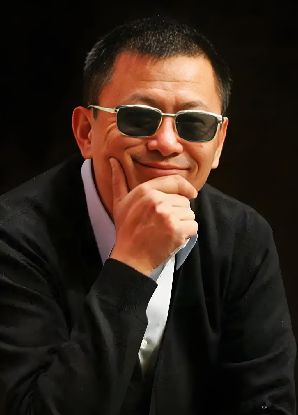 前天去吃日料，看着眼前的生鱼片，
突然想到，
王家卫的拍戏风格和一些日料店咋这么