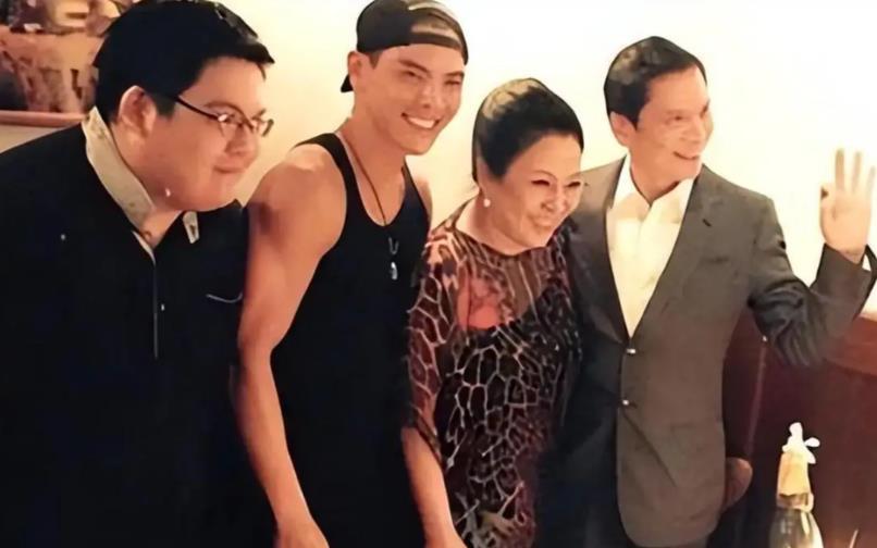向佐曝向佑有心理病 向佐称自己很爱自己的弟弟向佑，认为爸爸向华强和妈妈陈岚在全网