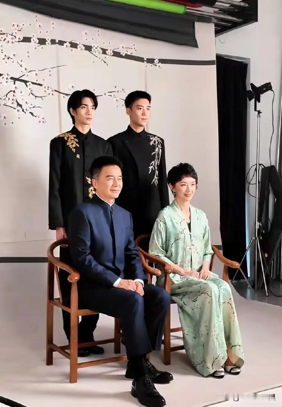 许亚军的大儿子好帅呀，
果然还是何晴生的儿子最帅，
不接受反驳，
何晴的基因在他